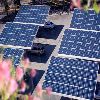 Гальванизированный железный каркас на структурах автопарка решетки поверхностных солнечных